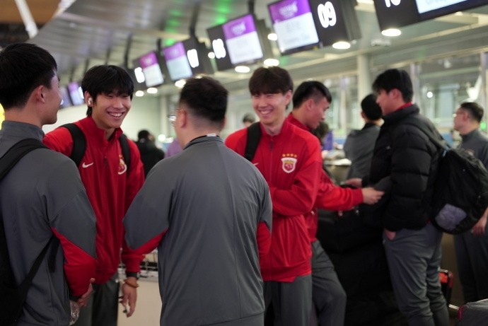 体育在线-海港跟队晒照：此前有伤在身的李新翔随队前往迪拜冬训